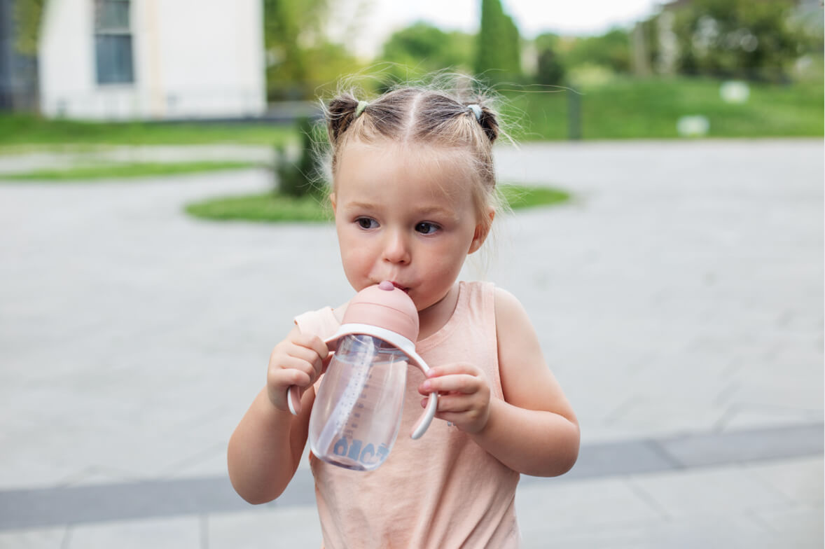 girl using sippy cup
